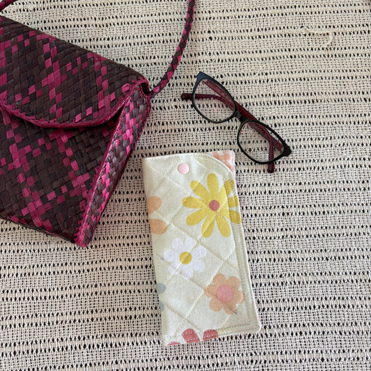 Reading Glass Pouch – Peach Daisies | Quilted Eyewear Cover
