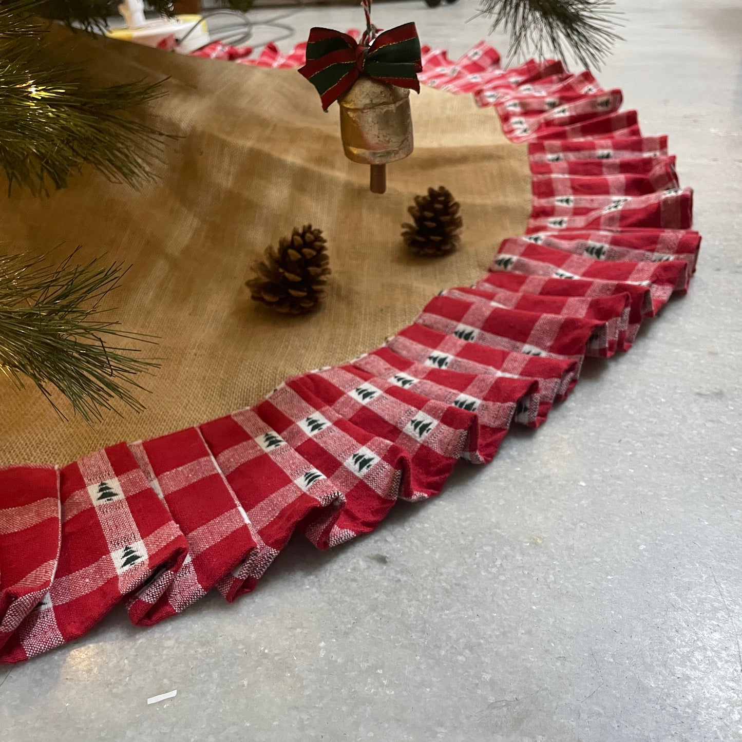 Tree Skirt- Burlap with plaid cotton frilly edge