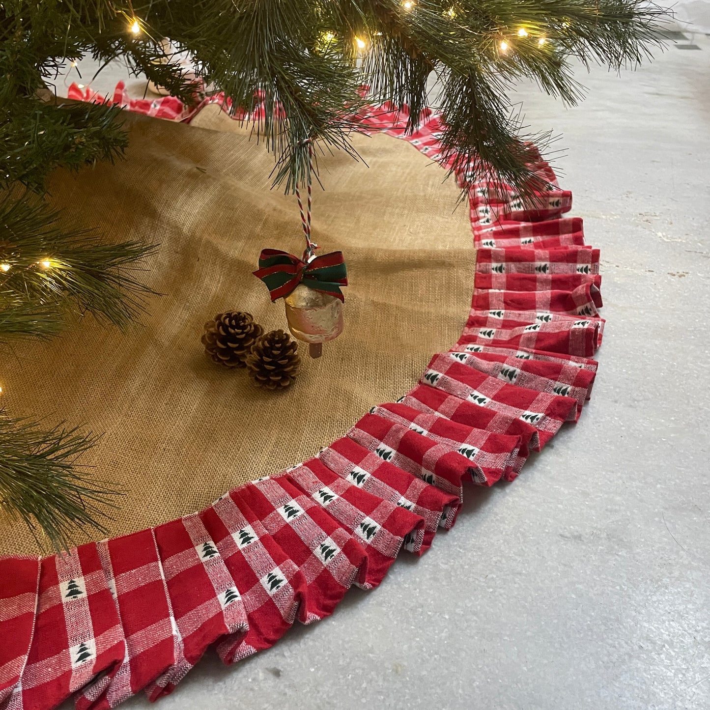 Tree Skirt- Burlap with plaid cotton frilly edge