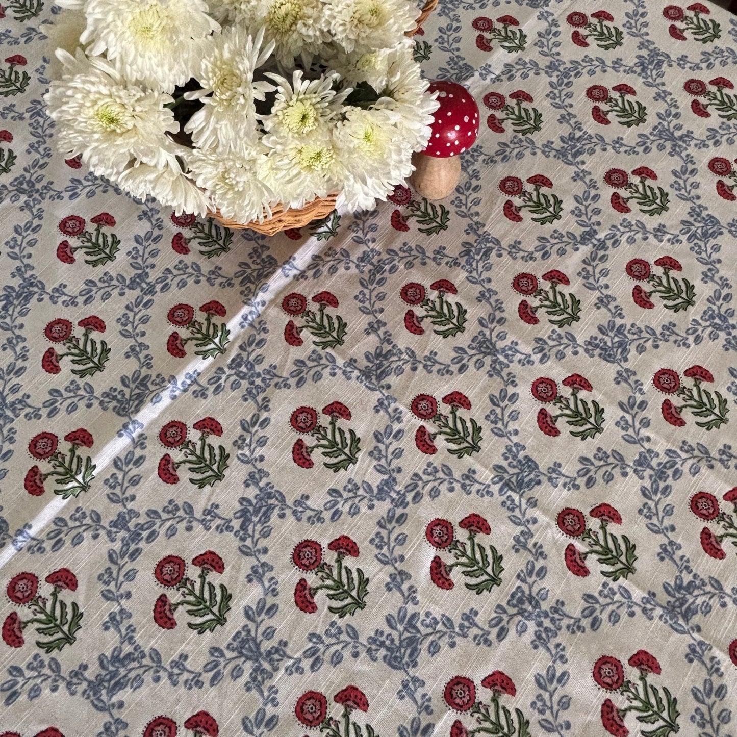 Table Cover: Textured Garden