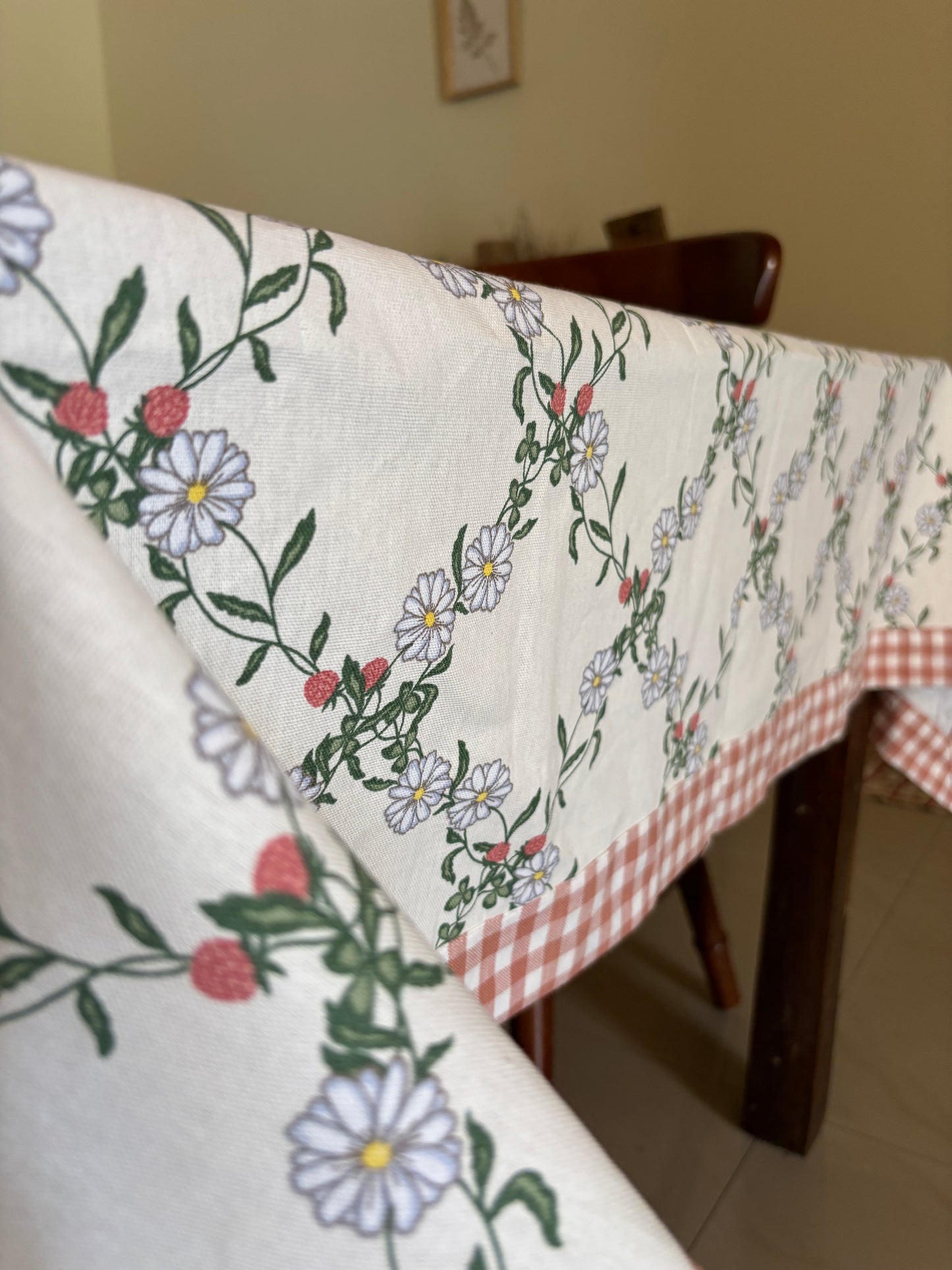 Table Cover : Strawberry Days (Made to Order)