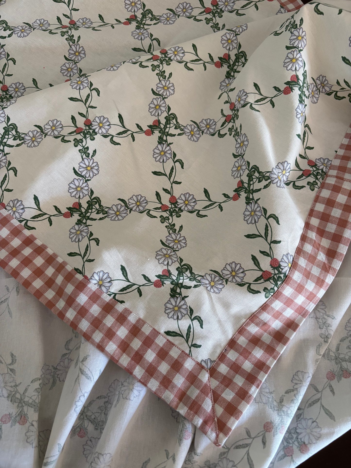 Table Cover : Strawberry Days (Made to Order)