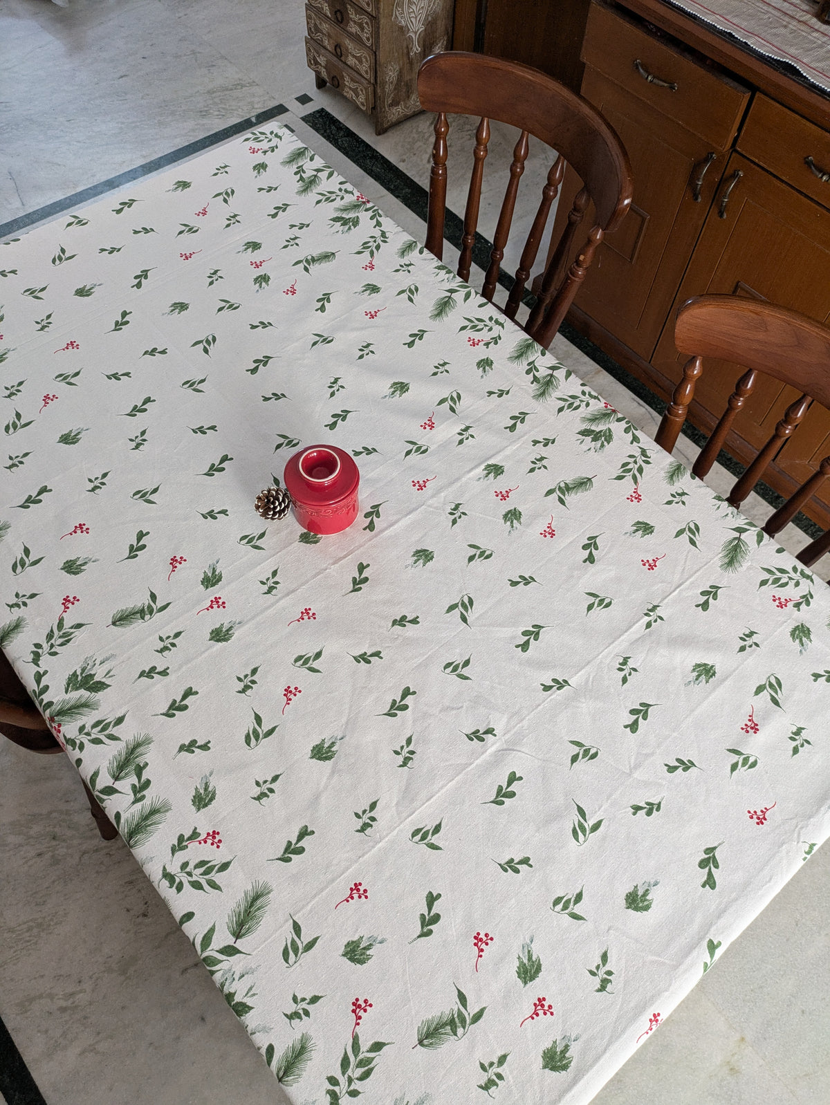 Table Cover - Mistletoes and Pinecones