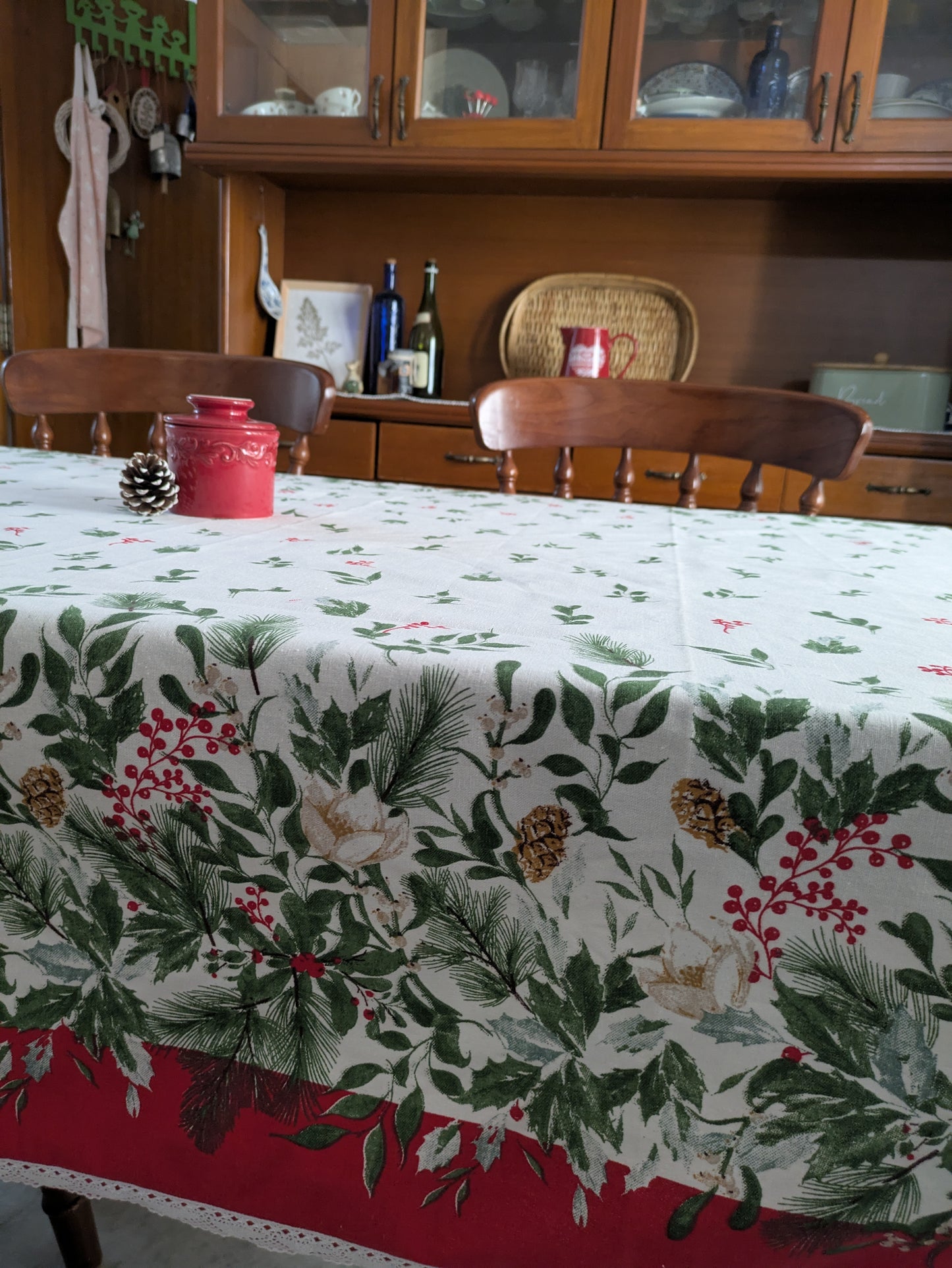 Table Cloth - Mistletoes and Pinecones