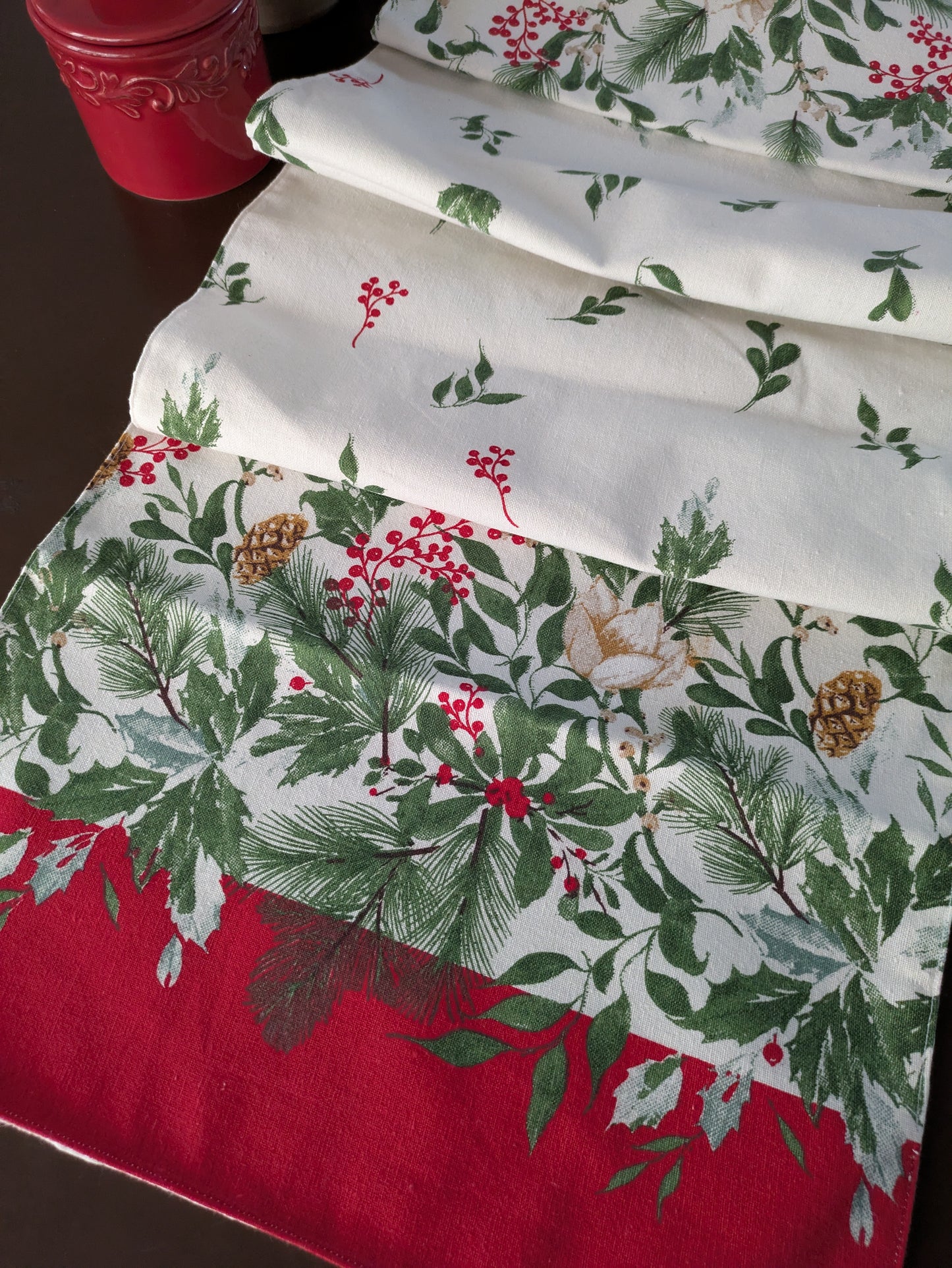 Table Runner - Mistletoes and Pinecones