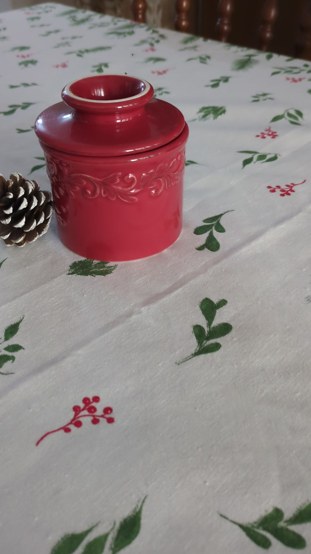 Table Cover - Mistletoes and Pinecones