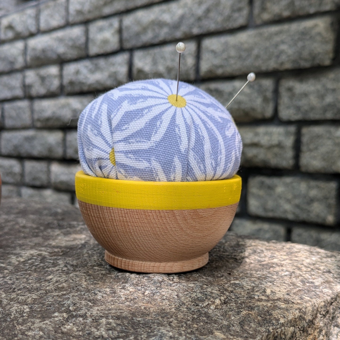 Pincushion with wooden base - Daisy